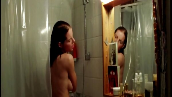 Gesichtsattraktives Webcam-Model stellt ihre feinen Brüste und mega tittenfick ihren Arsch zur Schau