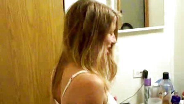 Versaute, schlanke Amateur-Brünette zeigt ihren zierlichen hentai tittenfick Arsch und fingert ihre Muschi