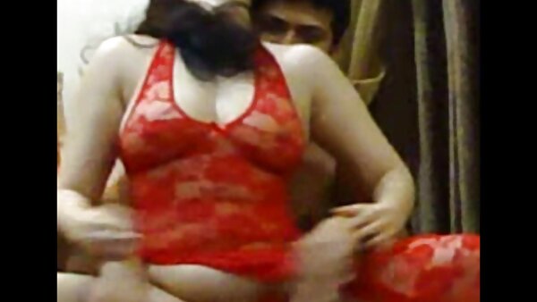 Der tittenfickpornos geile Typ steckt seinen Schwanz in die Muschi seiner Freundin, wo er es liebt