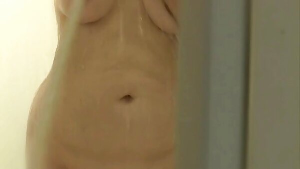 Diese trashig aussehende Tussi ist in diesem heißen BDSM-Video an den tittenfick porn Pranger gesperrt
