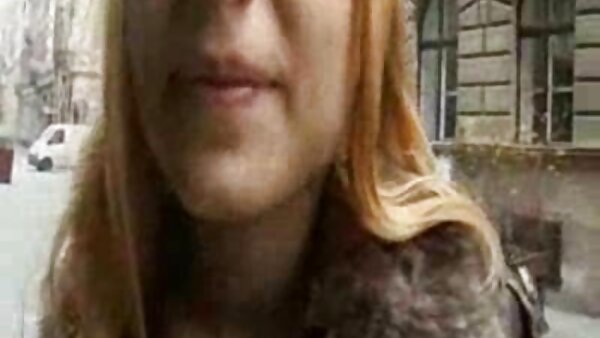 Große und langbeinige Blondine mit riesigen Möpsen fickt ihr Arschloch mit einem Dildo bbw tittenfick
