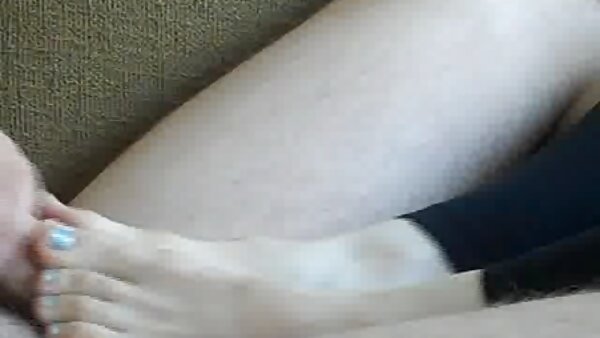 Blauhaarige Nymphomanin bekommt ihren tittenfick hd Arsch mit speziellem Massageöl eingerieben