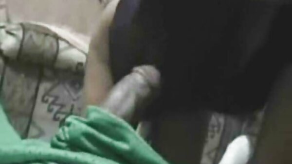 Das Arschloch des tittenfick sperma bezaubernden brünetten Luders wird ordentlich für einen Orgasmus gebohrt